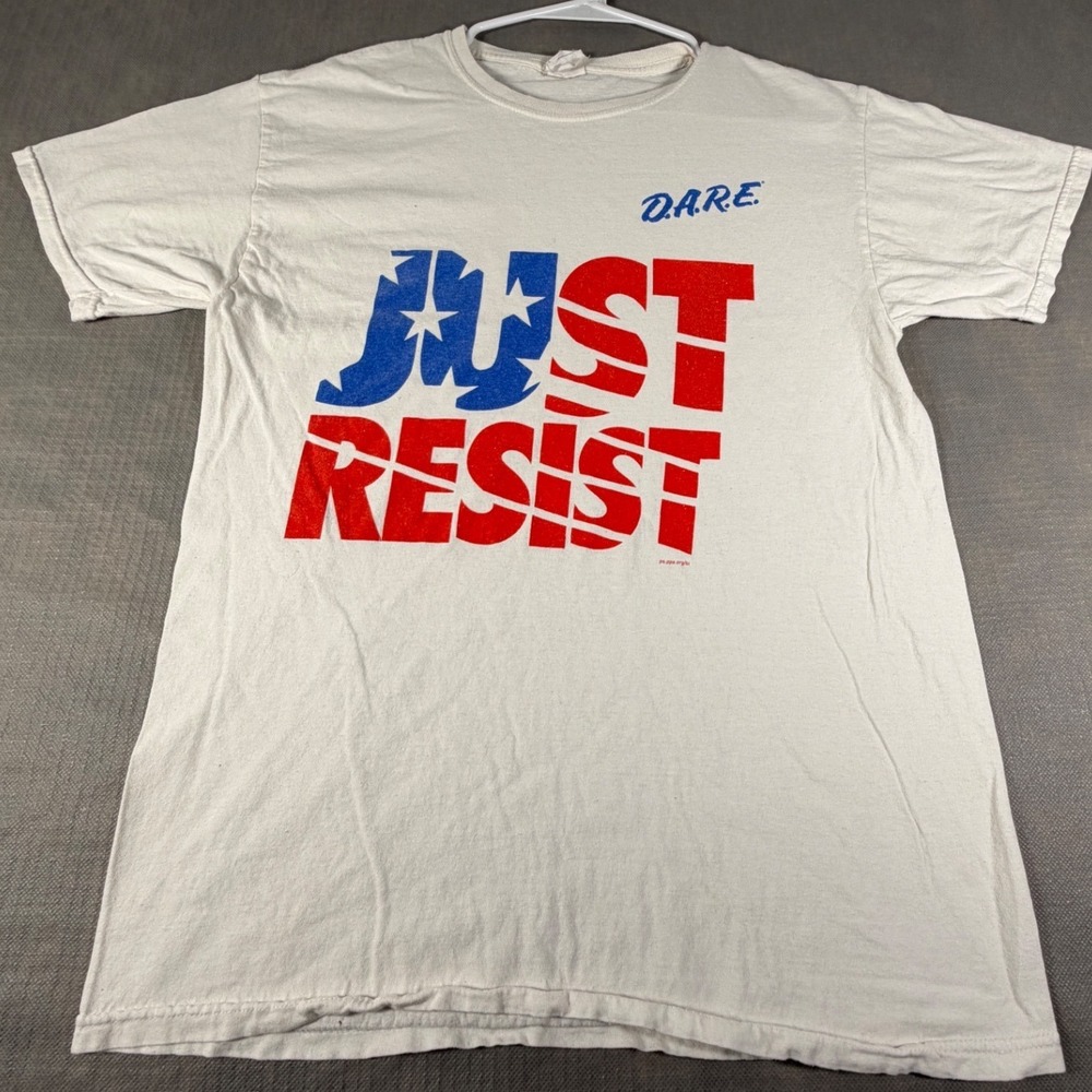 Vintage D.A.R.E. Just Resist T-Shirt White Red Blue Graphic Tee Mens Medium Y2K
